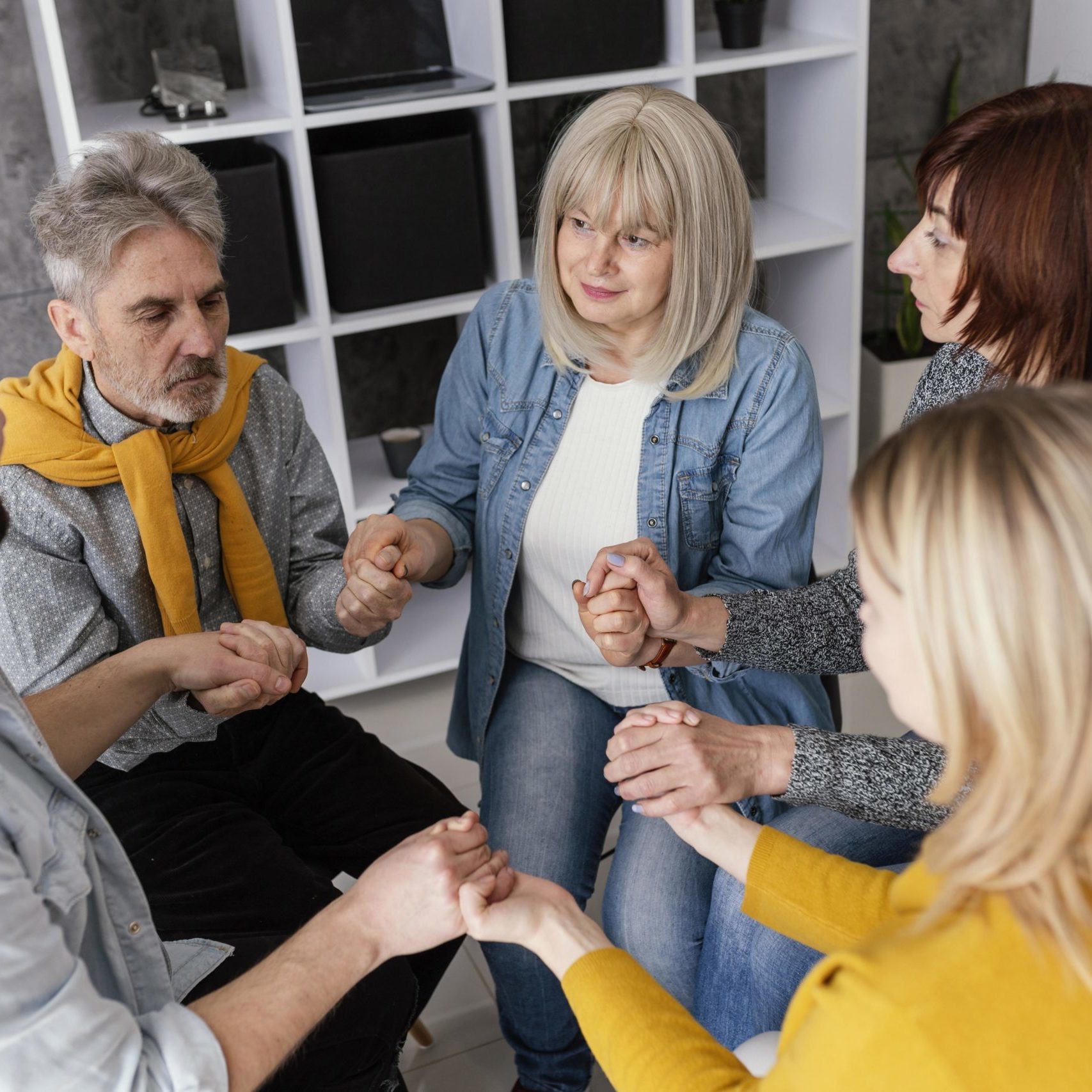grup-therapy-session-holding-hands